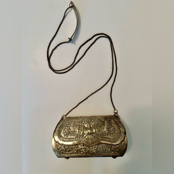 Small Gold Metal Decorative Evening Bag 🌟 - Picture 3 of 7